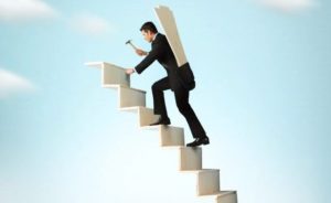 homem escalando escada